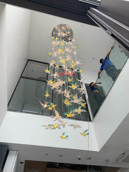 Đèn chùm pha lê thả thông minh PL072 chim Acrylic tán quang, Inox gương trắng hình tròn, 65 trắng + 35 vàng xanh, KT(mm): D1000 x H5000